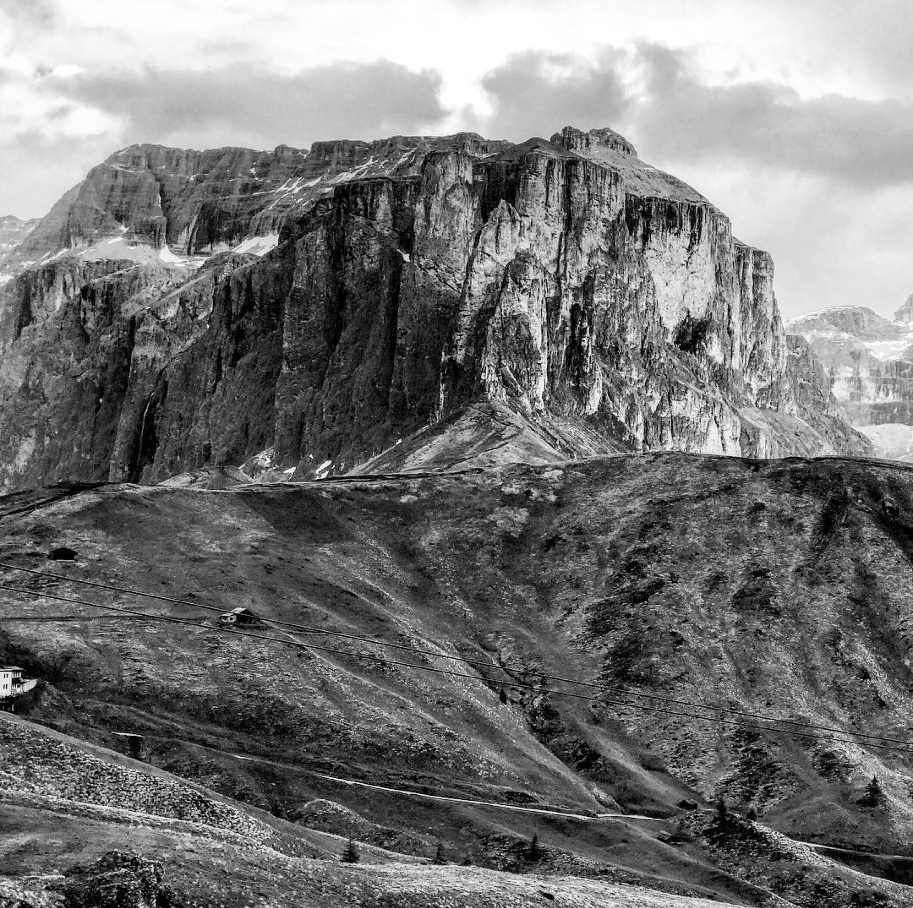Paesaggio di montagna in bianco e nero su pellicola